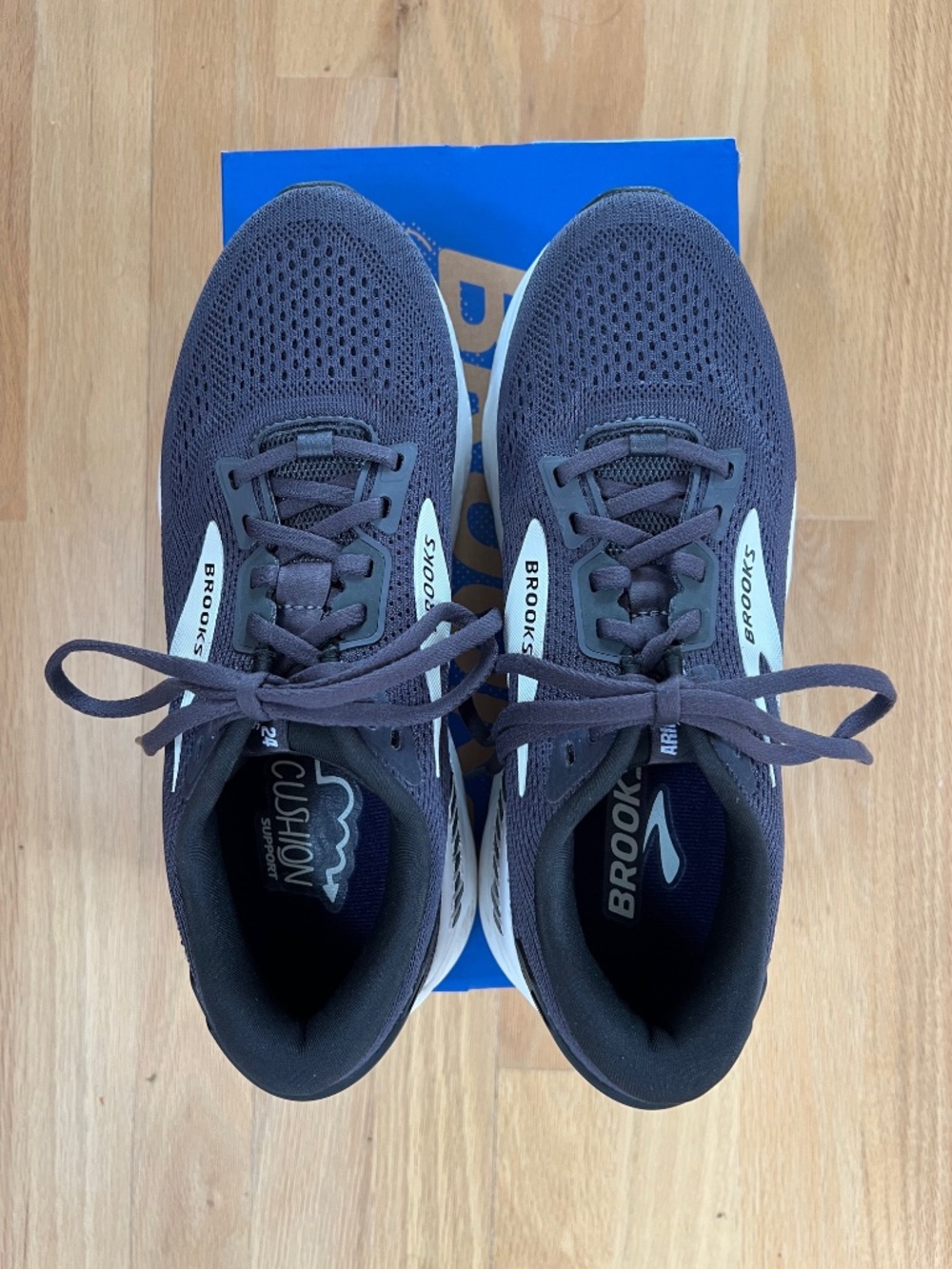 Brooks Ariel Size 8, Navy - Like new!